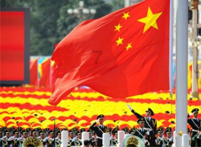 度假的时尚女孩